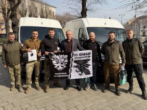 Ще два автомобілі від чернівецької громади поїхали на фронт